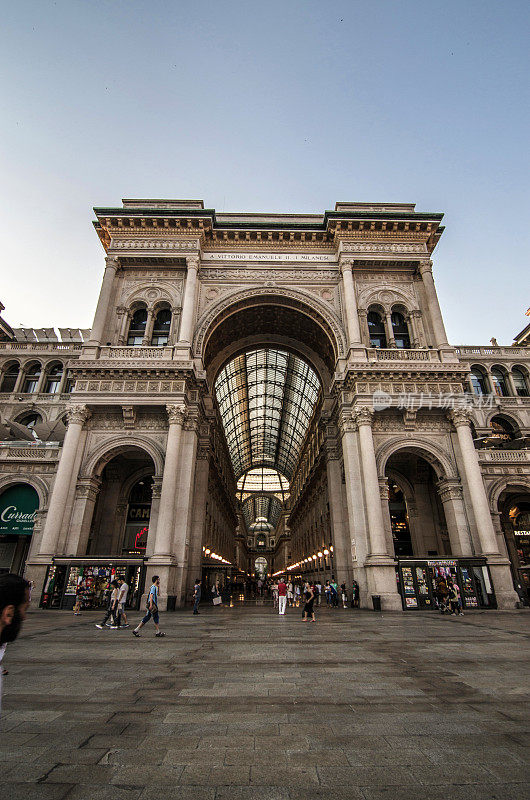 维托里奥·埃马努埃莱二世画廊(The Gallery Vittorio Emanuele II)拥挤的入口，这是意大利米兰最古老、最活跃的购物中心。